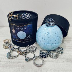 Bomba de Baño Natural con Joya Sorpresa – Aroma Cedro y Sándalo – Hidratante con Vitamina E y Efecto Efervescente