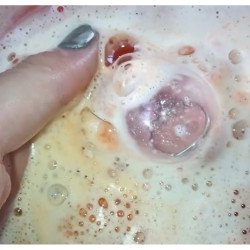 Bomba de Baño Natural con Joya Sorpresa – Aroma Cedro y Sándalo – Hidratante con Vitamina E y Efecto Efervescente