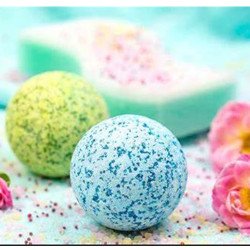Bomba de Baño Natural con Joya Sorpresa – Aroma Cedro y Sándalo – Hidratante con Vitamina E y Efecto Efervescente