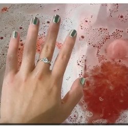 Bomba de Baño Natural con Joya Sorpresa – Aroma Cedro y Sándalo – Hidratante con Vitamina E y Efecto Efervescente